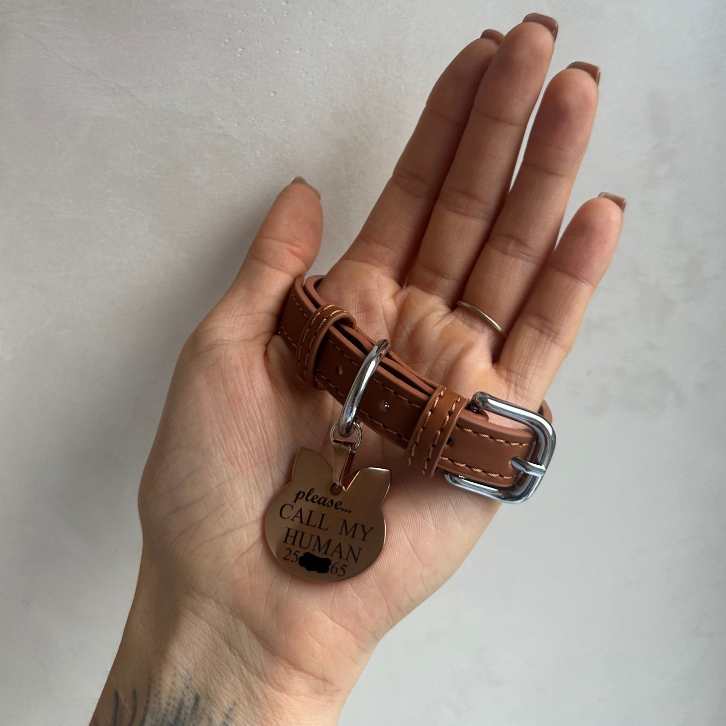 CAT formas medaljona otrās puses piedāvātais dizains.