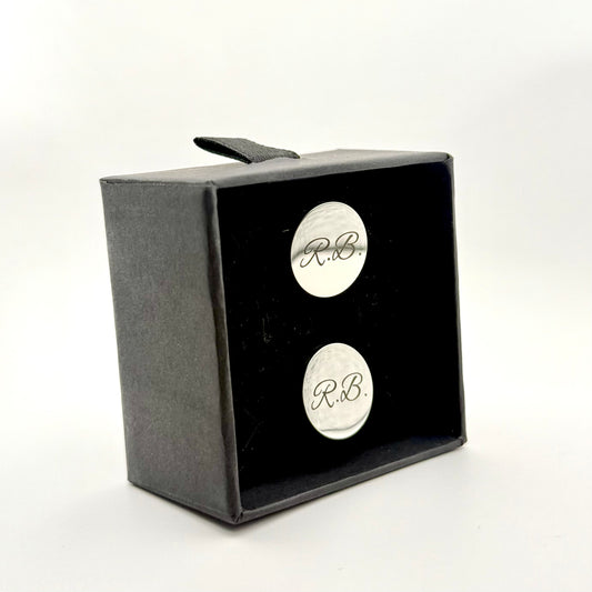 Aproču pogas ar iniciāļu gravējumu