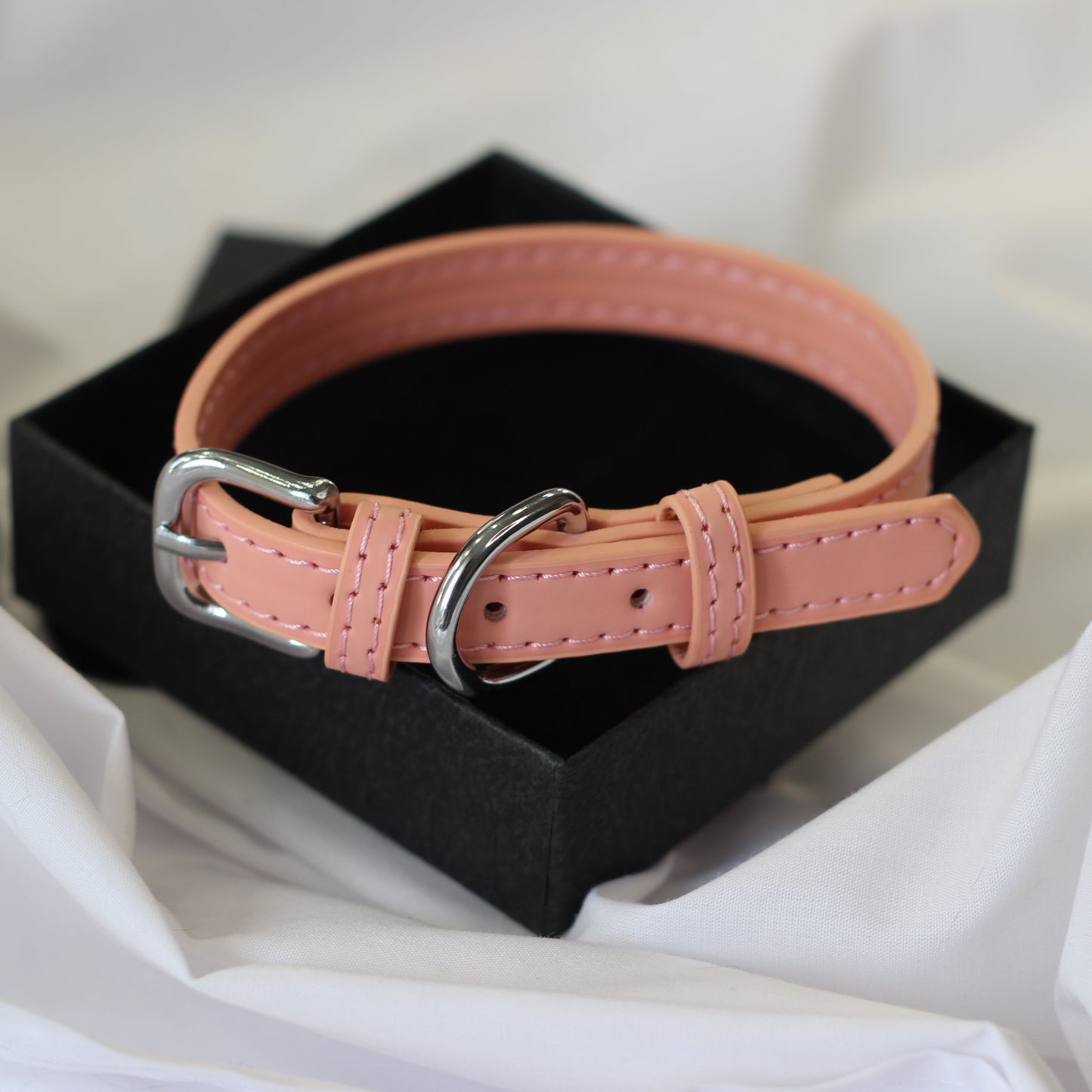 Rozā krāsas ādas kaklasiksniņa kaķiem