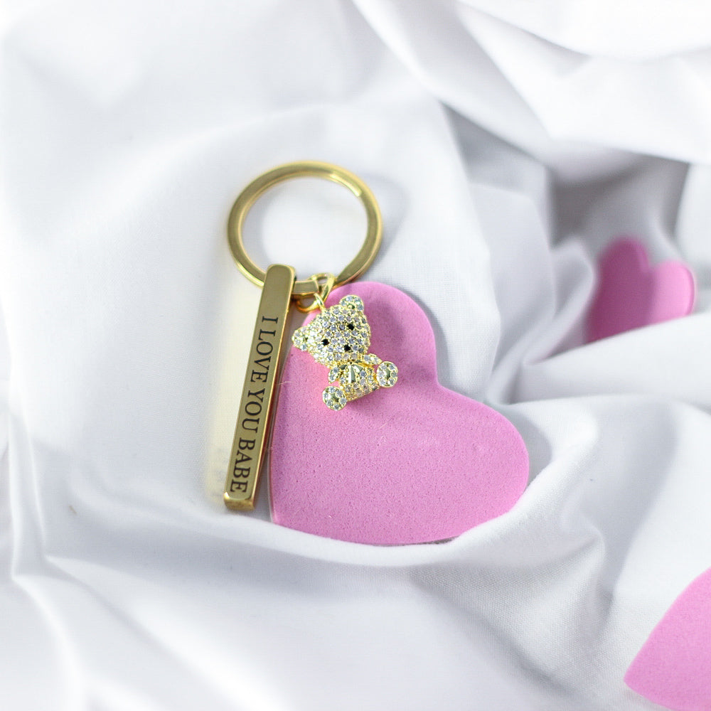 Dāvana sievietei - atslēgu piekariņš ar personalizētu gravējumu un mīlīgu lācīti.