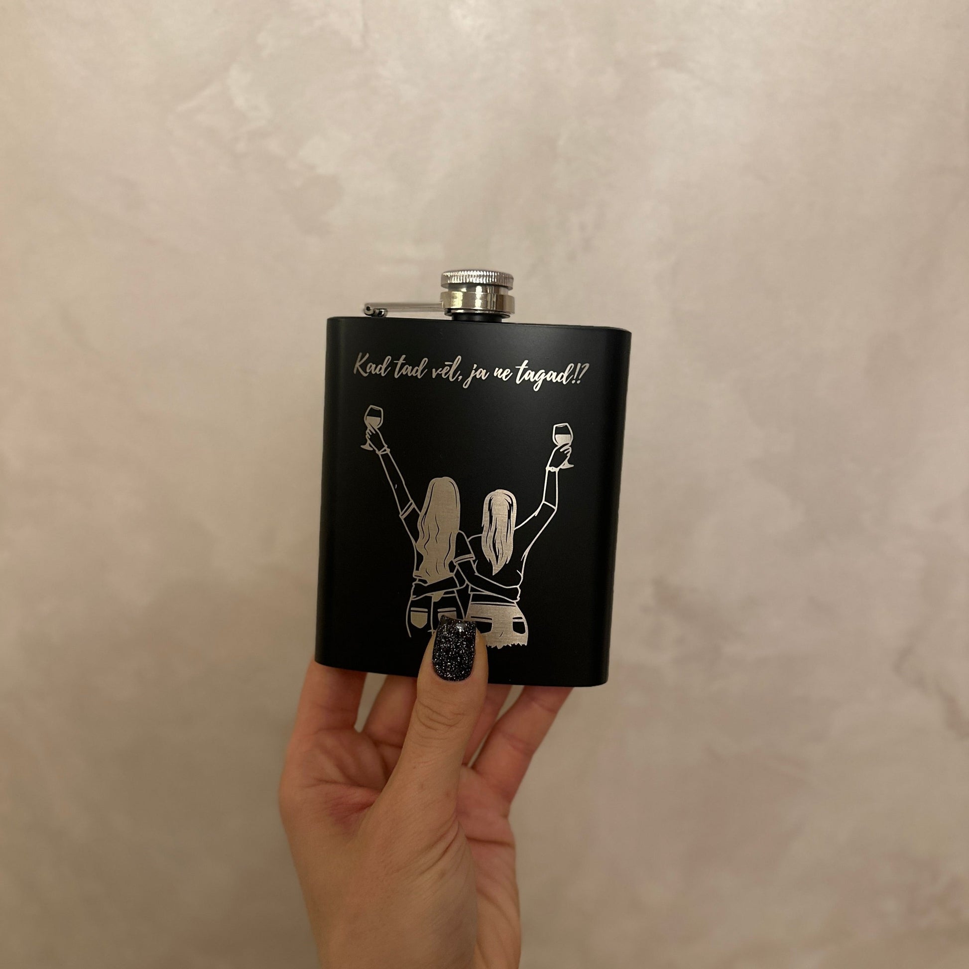 Blašķīte ar personalizeta dizaina gravējumu melnā krāsā