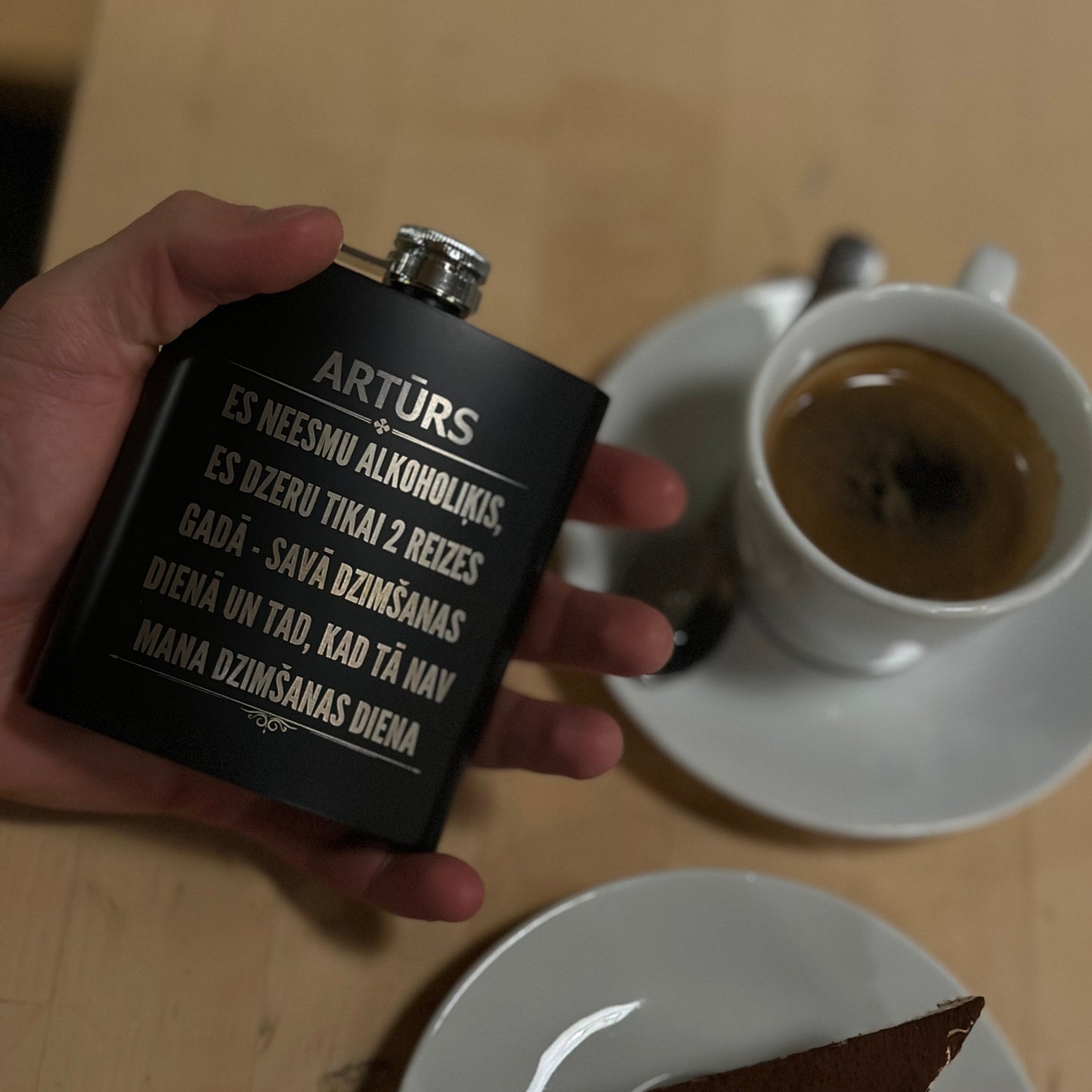 Melna blašķīte ar Jūsu personalizētu tekstu