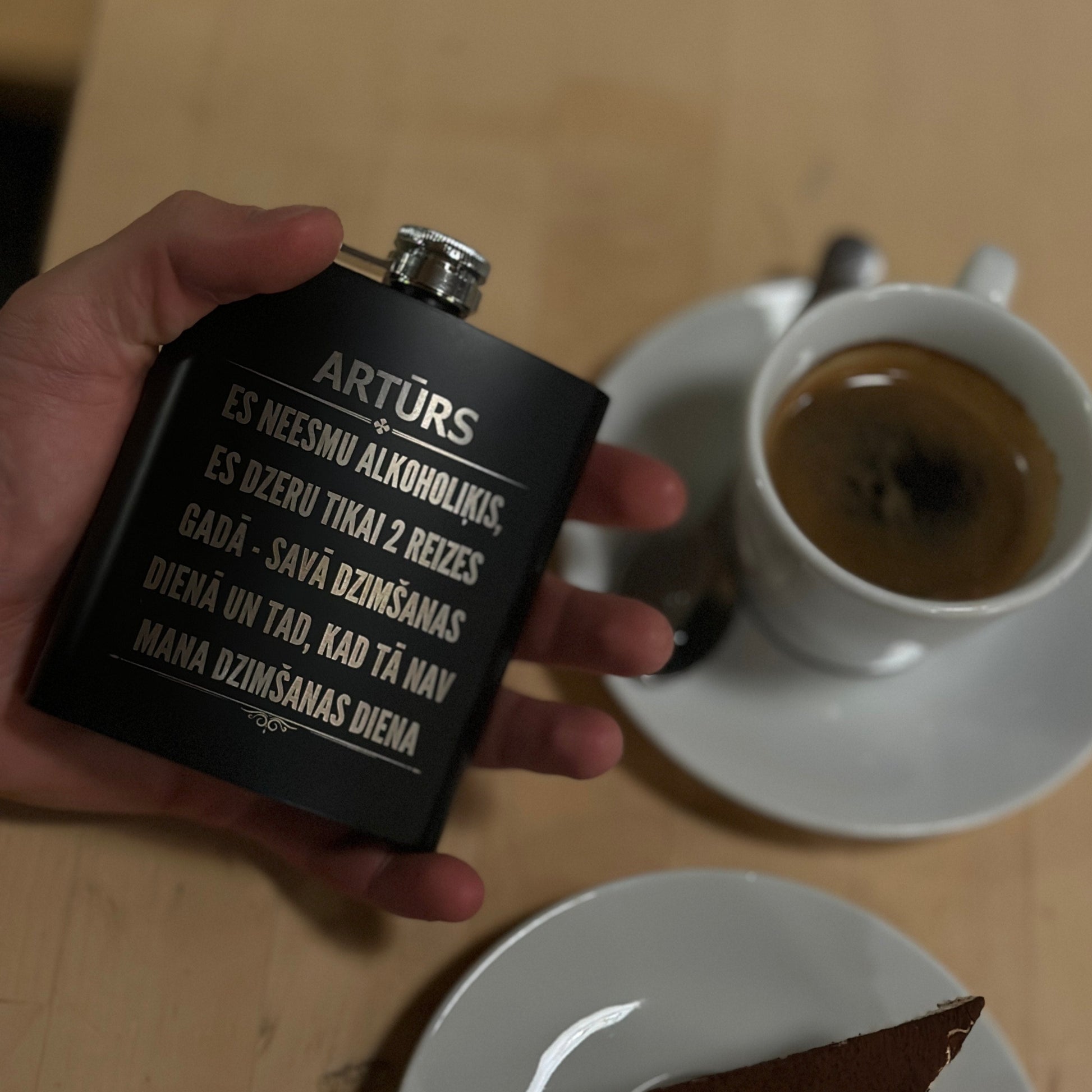 Melna blašķīte ar Jūsu personalizētu tekstu