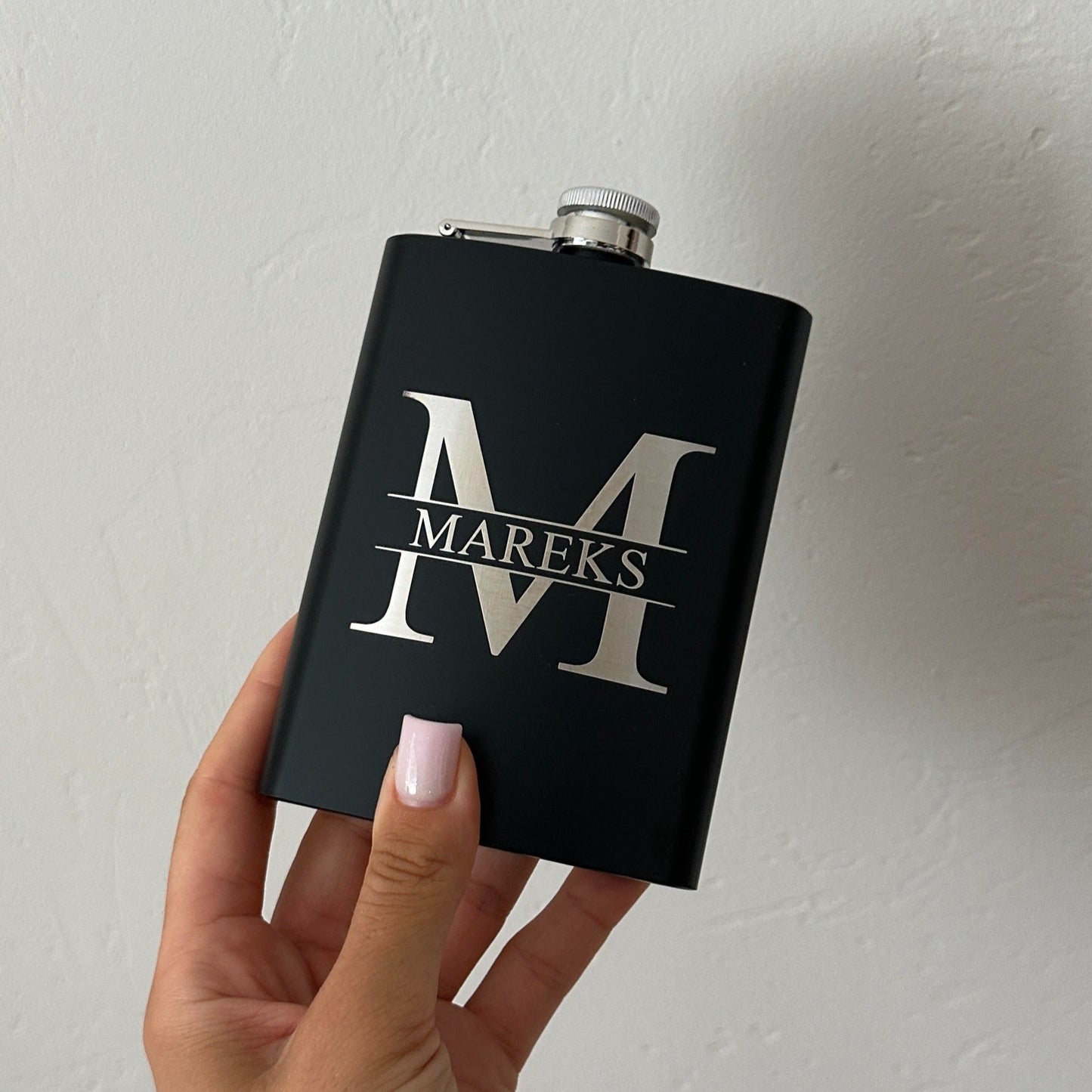 Dāvana vīrietim - Melna blašķīte ar Jūsu personalizētu gravējumu