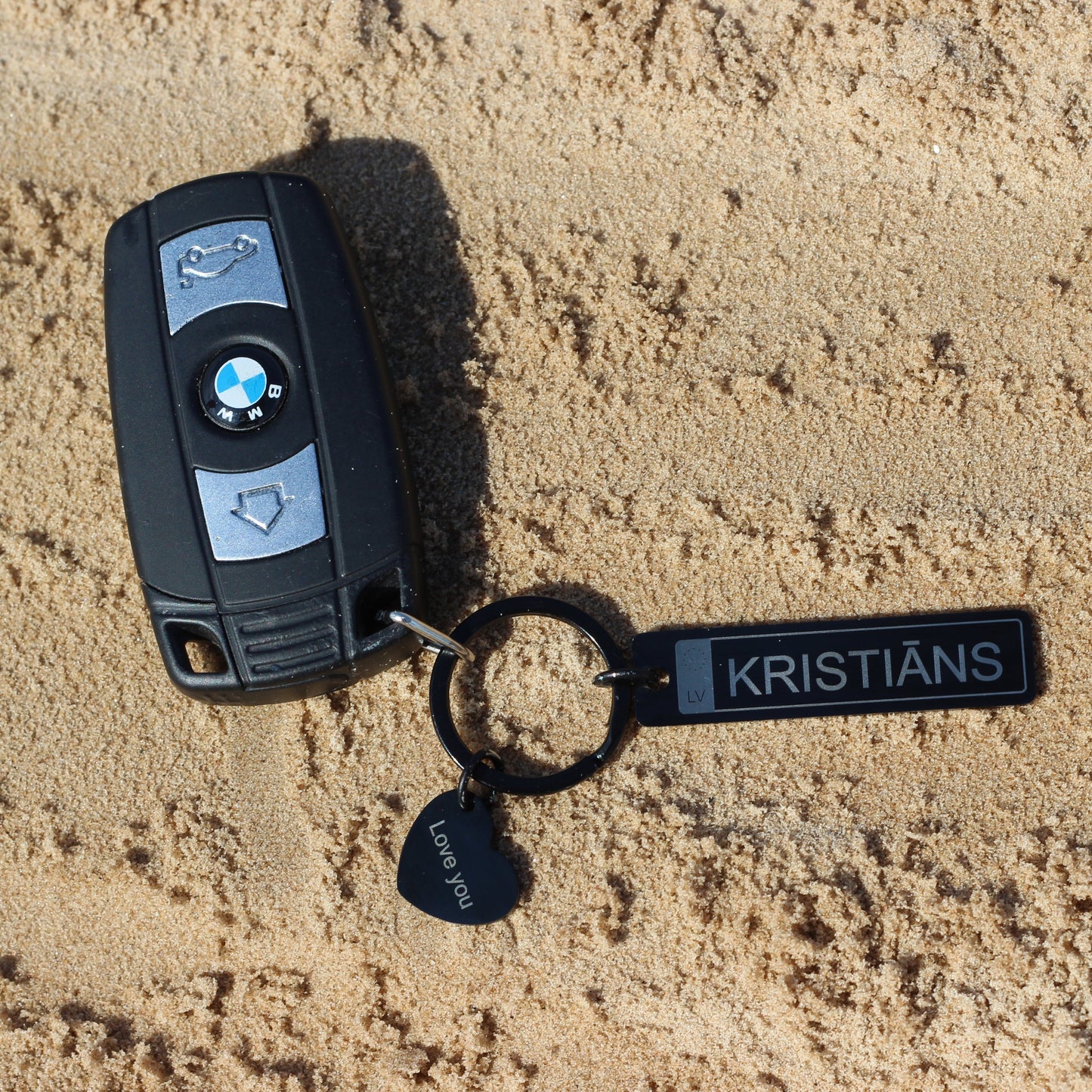 Personalizēts valsts numura zīmes atslēgu piekariņš melnā krāsā ar BMW atslēgām. Ar papildus medaljonu.