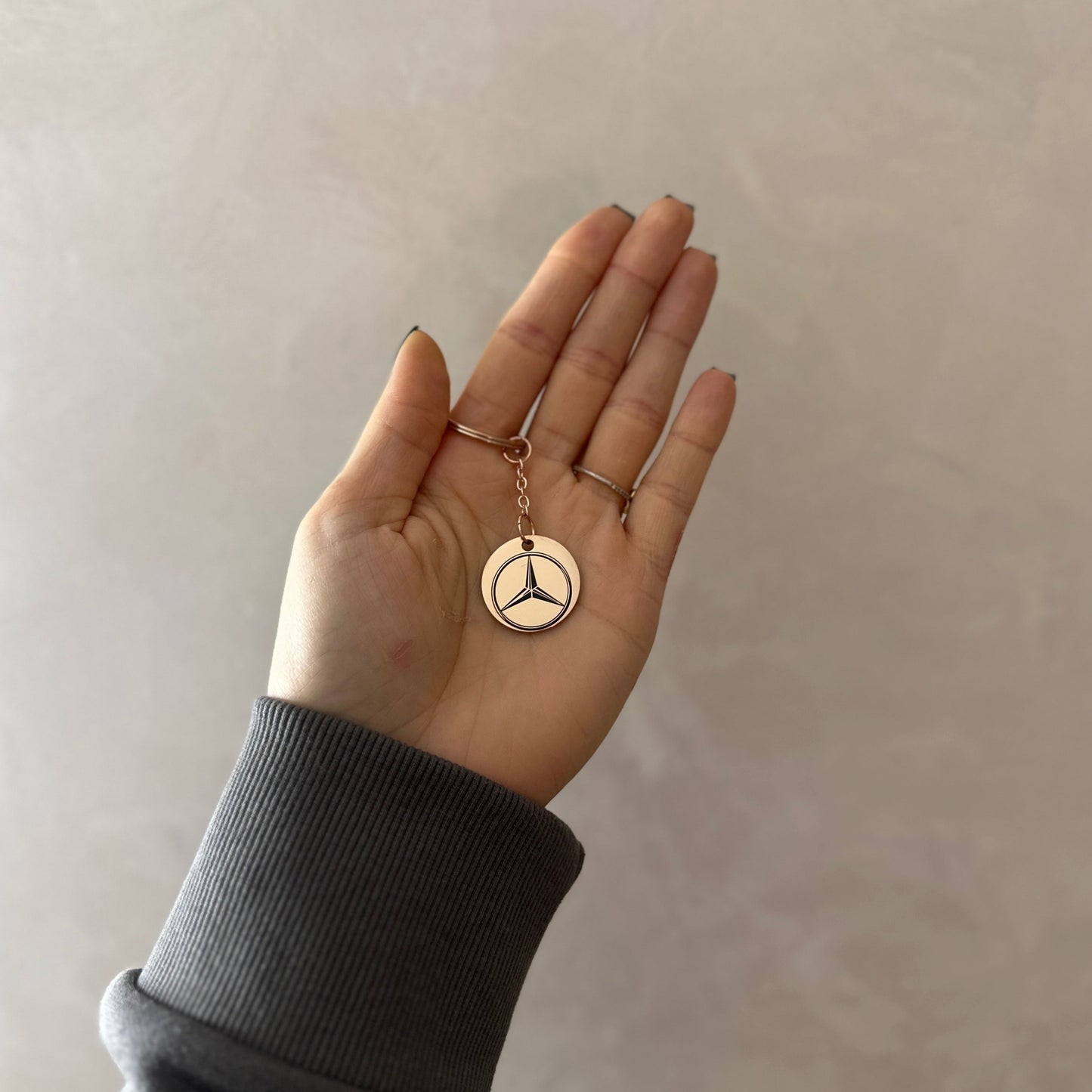 Auto atslēgu piekariņš rozā zelta krāsā ar mercedes logo gravējumu