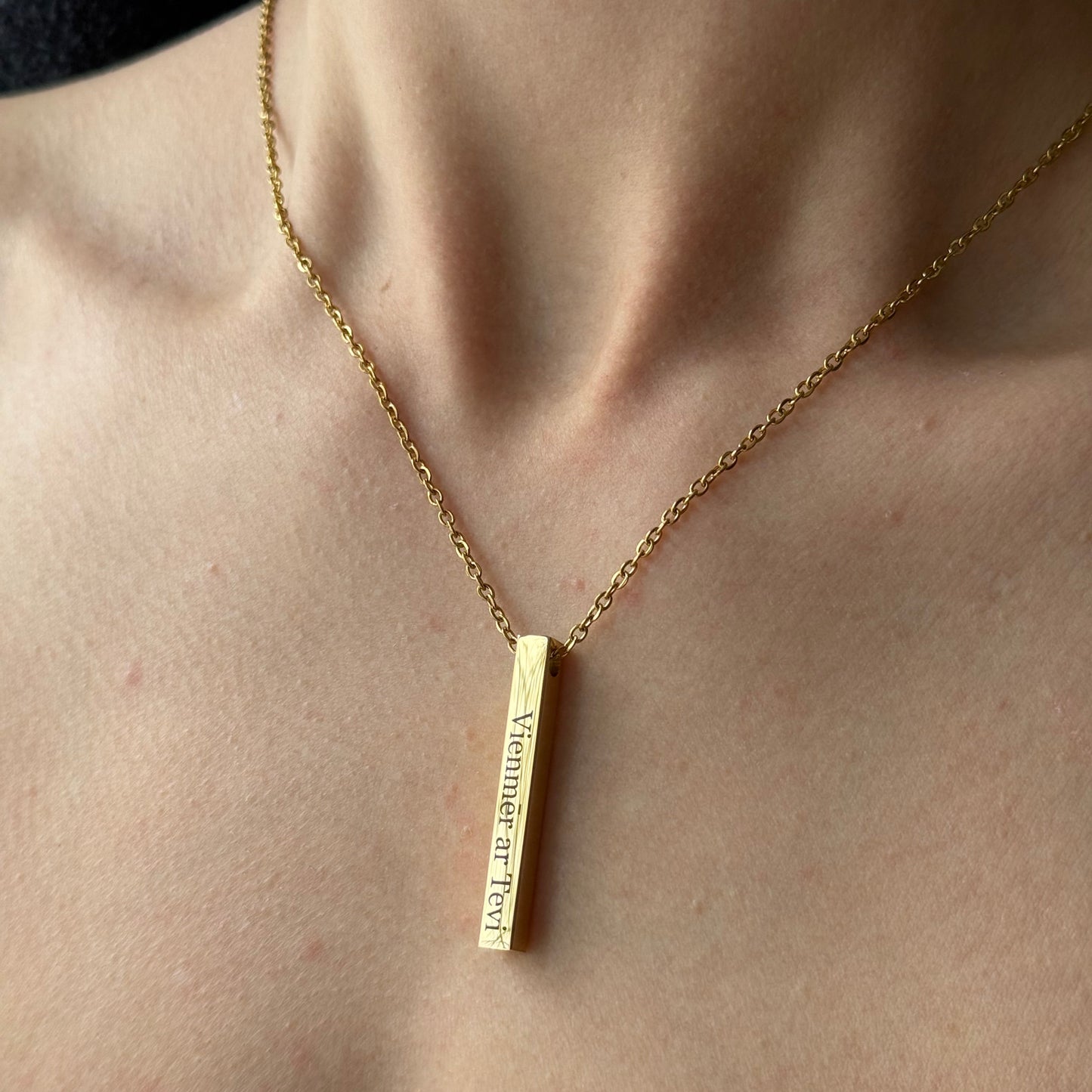 Sieviešu kaklarota ar apzeltītu taisnstūra kulonu