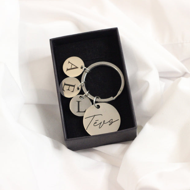 Dāvana vekāciem - atslēgu piekariņš sudraba krāsā ar personalizētu gravējumu un 3 mazajiem medaljoniem.