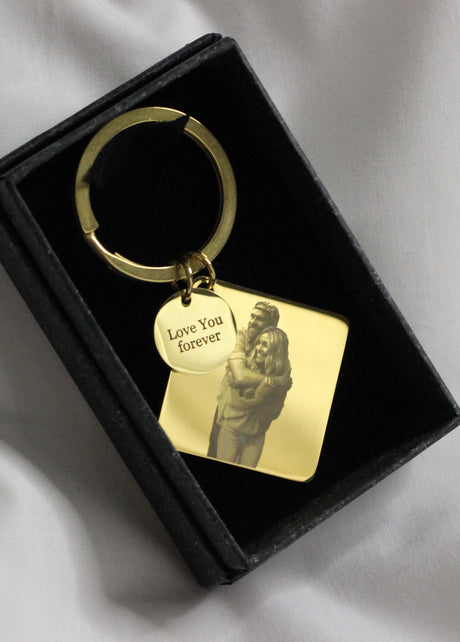 Attēla gravējuma atslēgu piekariņš zelta krāsā no priekšpuses. Ar "love you forever" gravējumu, iepakots dāvanu kastītē.