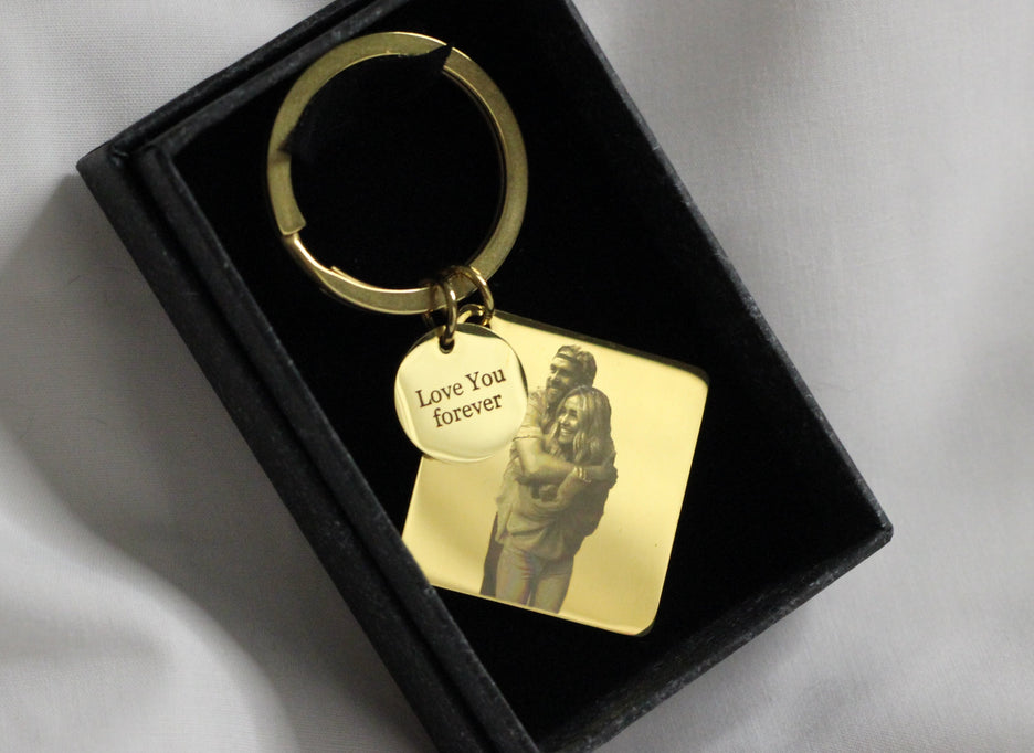 Attēla gravējuma atslēgu piekariņš zelta krāsā no priekšpuses. Ar "love you forever" gravējumu, iepakots dāvanu kastītē.