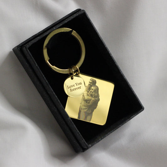 Attēla gravējuma atslēgu piekariņš zelta krāsā no priekšpuses. Ar "love you forever" gravējumu, iepakots dāvanu kastītē.