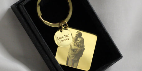 Attēla gravējuma atslēgu piekariņš zelta krāsā no priekšpuses. Ar "love you forever" gravējumu, iepakots dāvanu kastītē.