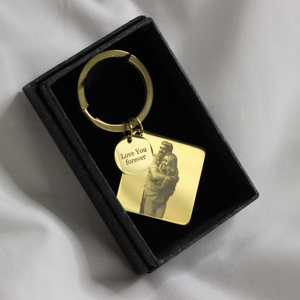 Attēla gravējuma atslēgu piekariņš zelta krāsā no priekšpuses. Ar "love you forever" gravējumu, iepakots dāvanu kastītē.