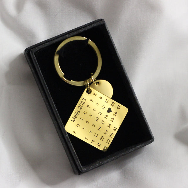 Personalizēta attēla gravējuma piekariņš no otras puses. Zelta krāsā ar kalendāra gravējumu. Dāvana sievietei