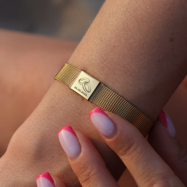 Dāvana kāzās - Zelta krāsas rokassprādze CASUAL ELEGANCE gredzenu silueta un kāzu datuma gravējumu.