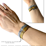 Zodiaka zīmes rokassprādze. Pāra iniciāļu rokassprādze. Casual elegance rokasspradzes uz sievietes rokas.