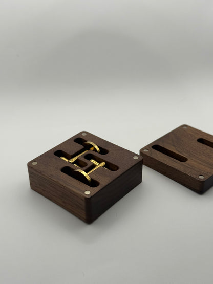 Aproču pogas ar Latvijas kontūras gravējumu