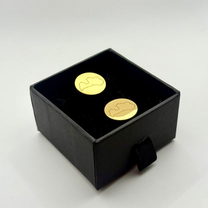 Aproču pogas ar Latvijas kontūras gravējumu