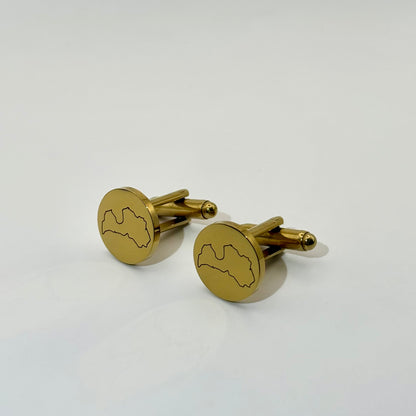 Aproču pogas ar Latvijas kontūras gravējumu