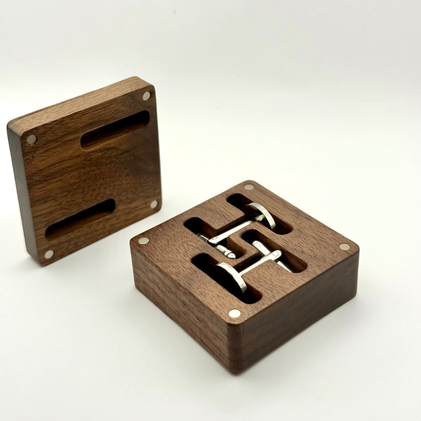 Aproču pogas ar iniciāļu gravējumu