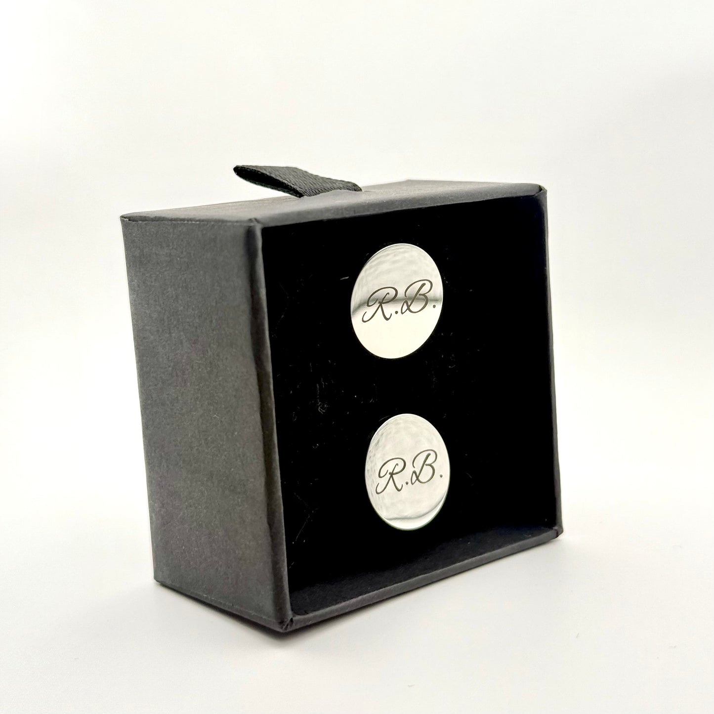 Aproču pogas ar iniciāļu gravējumu