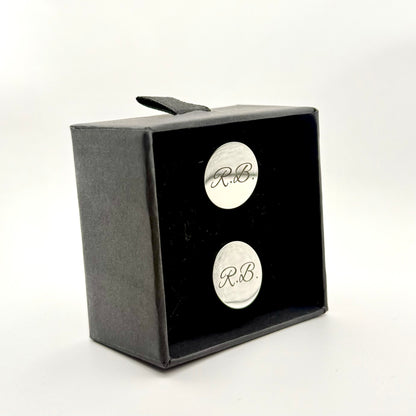 Aproču pogas ar iniciāļu gravējumu