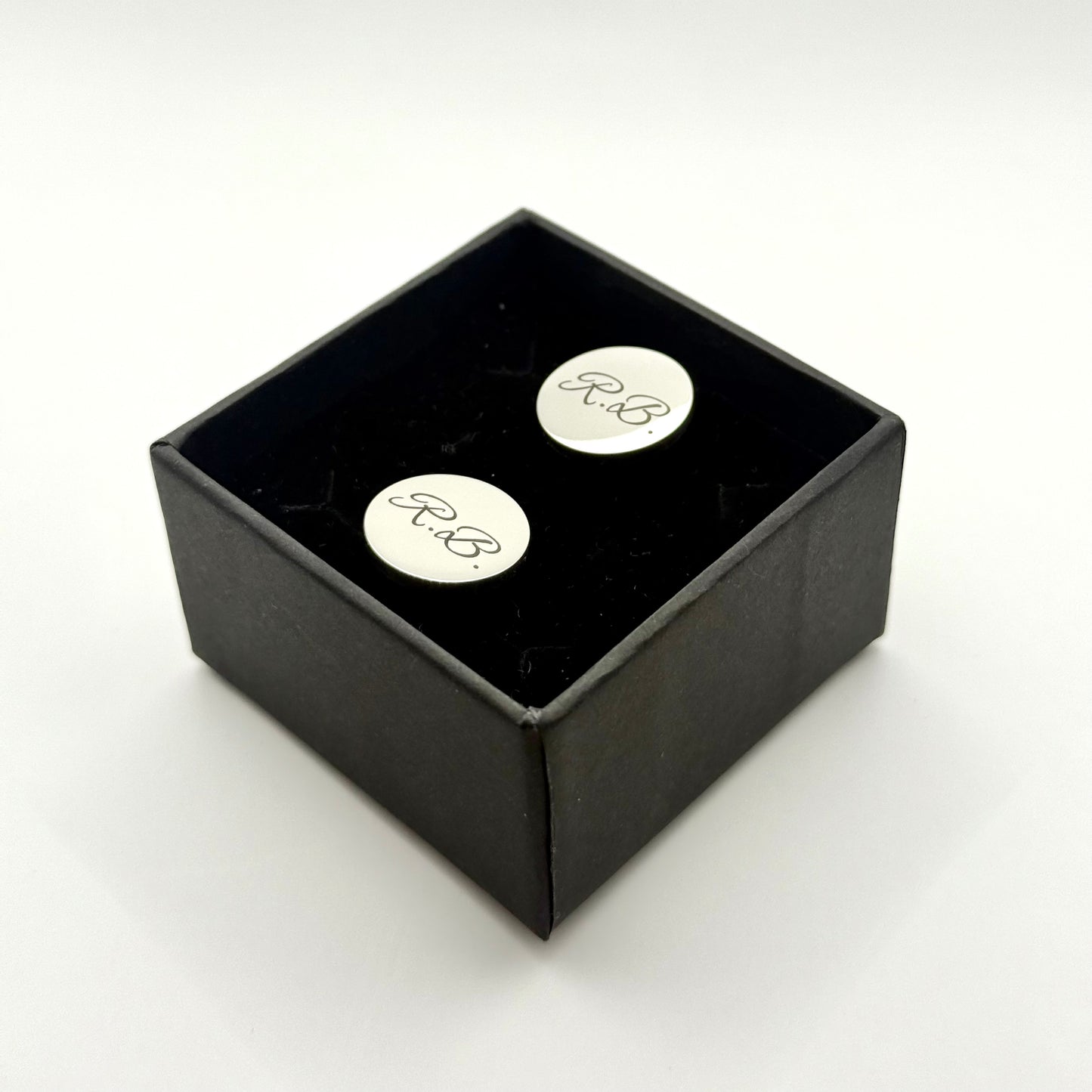 Aproču pogas ar iniciāļu gravējumu