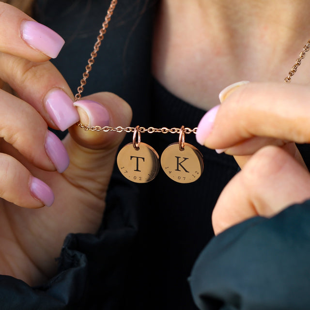 Dāvana sievietei - kaklarota rozā zelta krāsā ar personalizētu gravējumu.