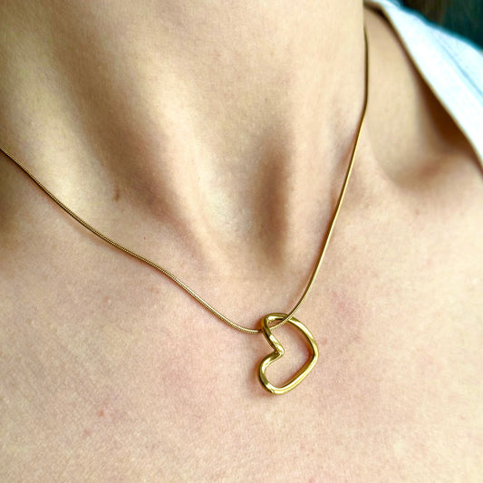 Dāvana sievietei kaklarota ar sirds kulonu