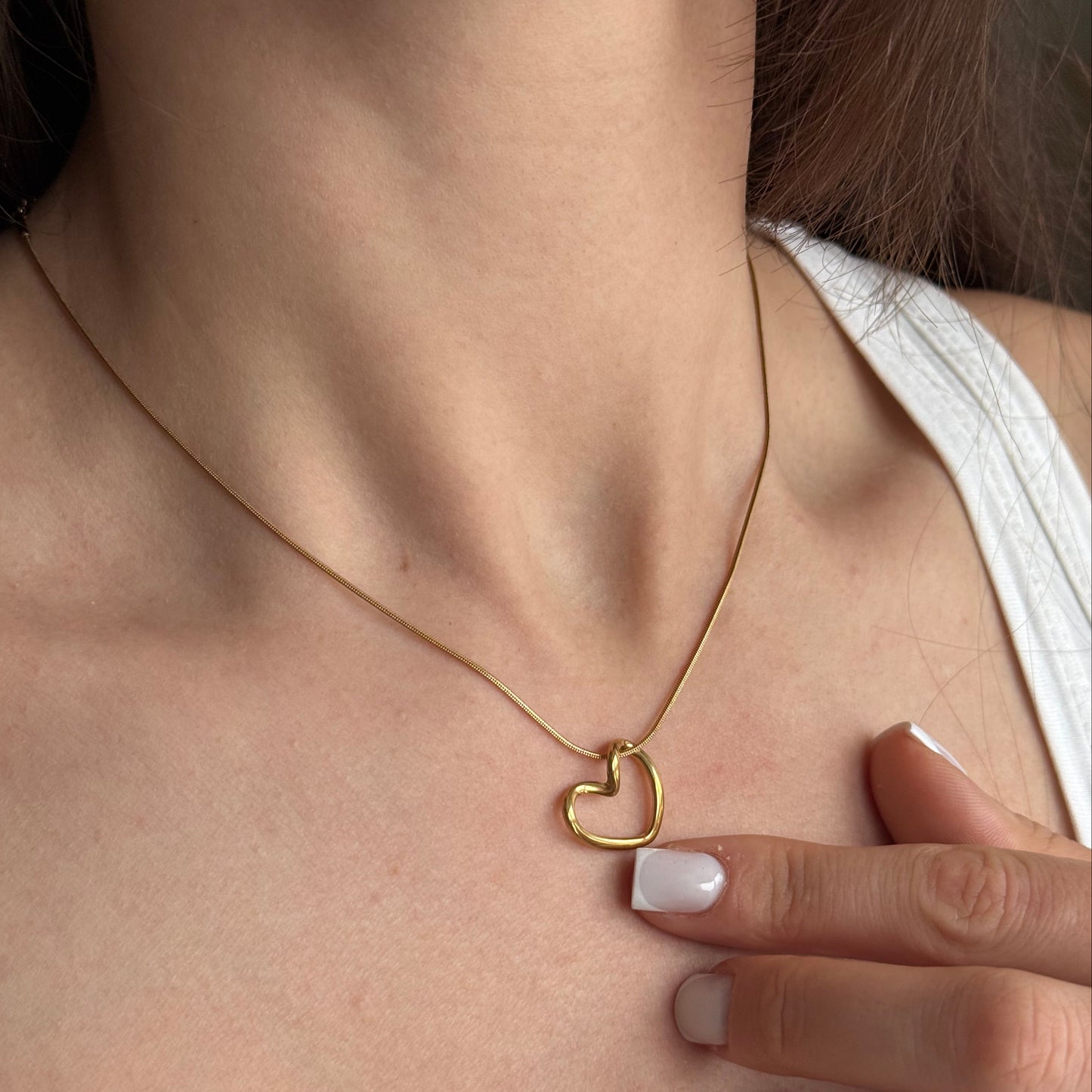 Apzeltīta sieviešu kaklarota ar sirds kulonu