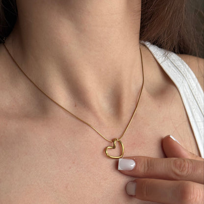 Apzeltīta sieviešu kaklarota ar sirds kulonu