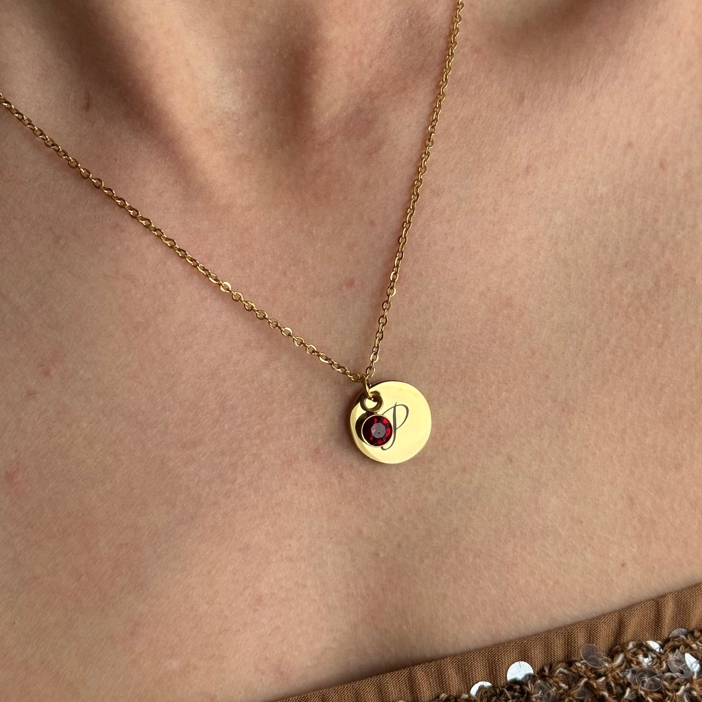 Kaklarota sievietei ar personalizētu iniciāli zelta krāsā