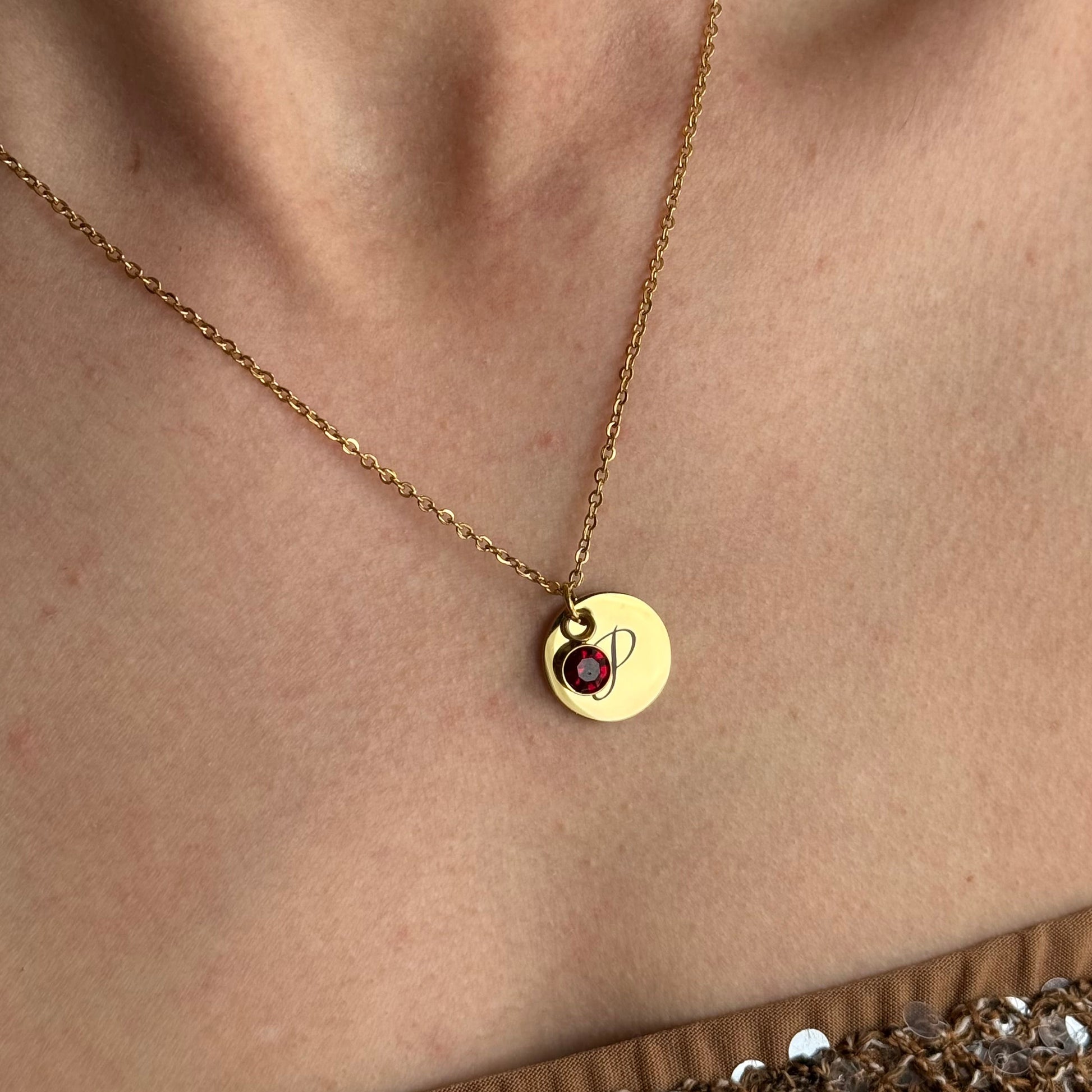 Kaklarota sievietei ar personalizētu iniciāli zelta krāsā