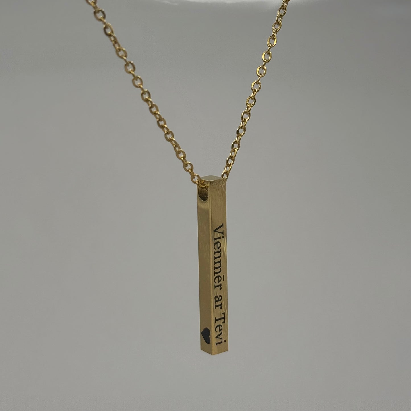 Kaklarota zelta krāsā ar apzeltītu taisnstūra kulonu