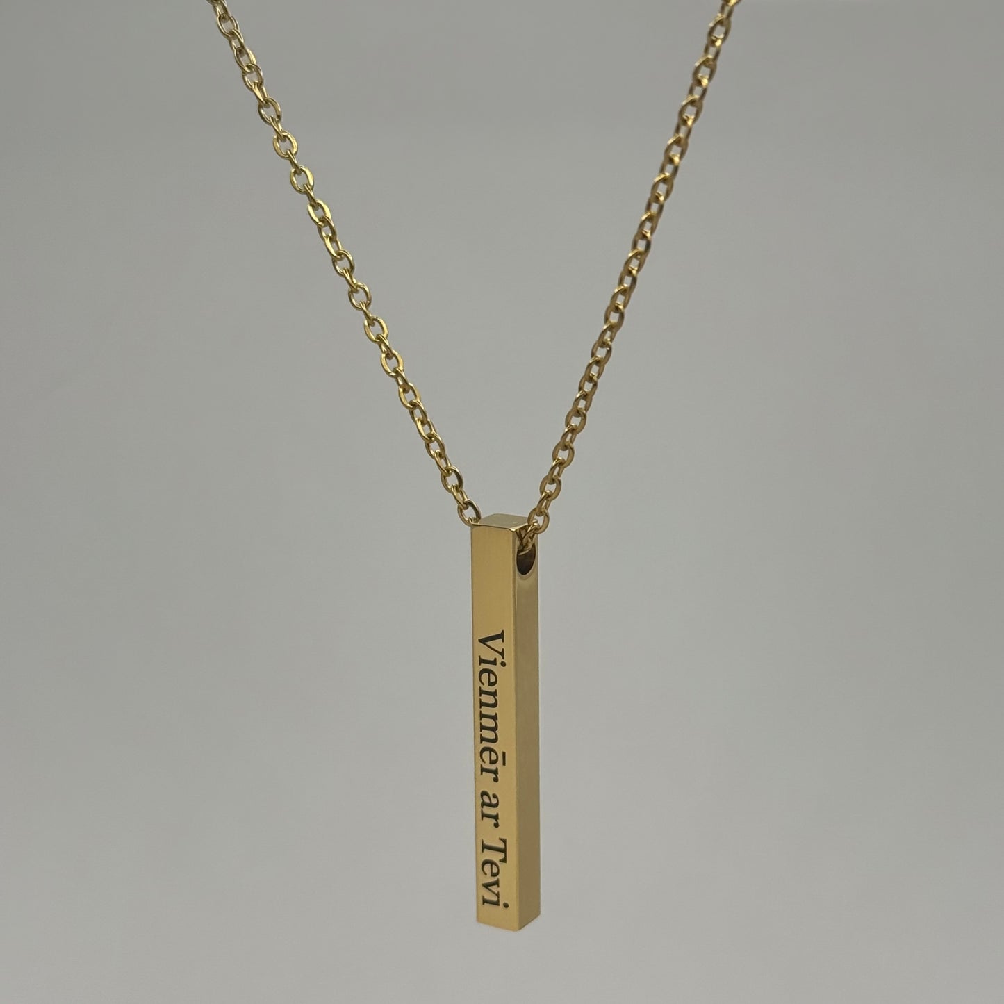 Kaklarota zelta krāsā ar apzeltītu taisnstūra kulonu