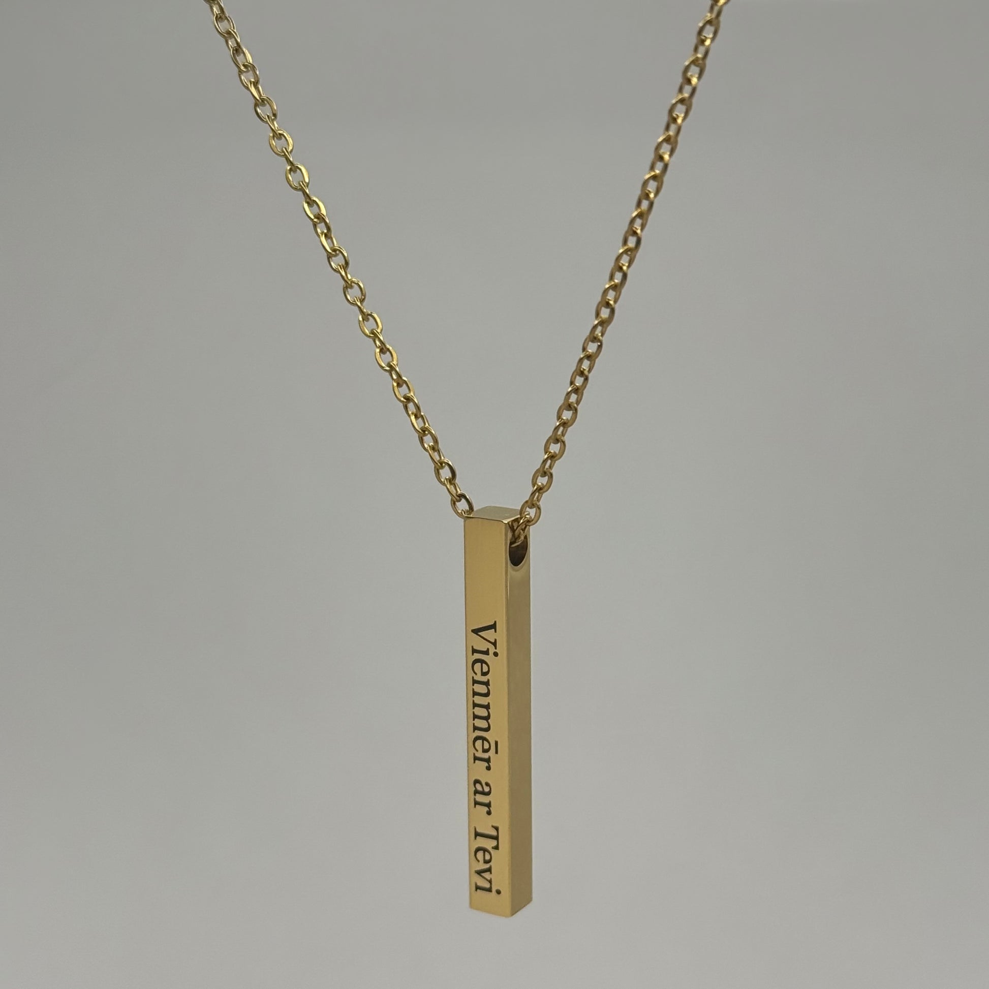 Kaklarota zelta krāsā ar apzeltītu taisnstūra kulonu