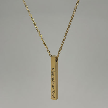 Kaklarota zelta krāsā ar apzeltītu taisnstūra kulonu