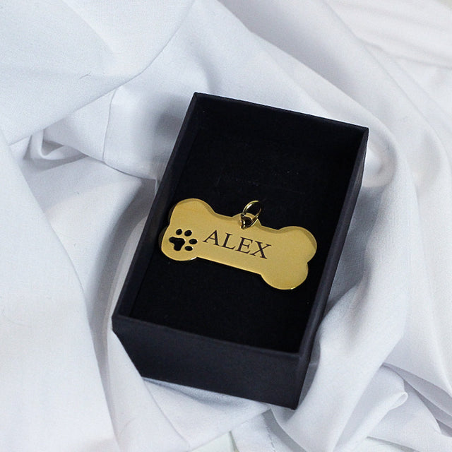 Kauliņa dormas ID piekariņš mājdzīvniekam ar personalizētu gravējumu zelta krāsā.