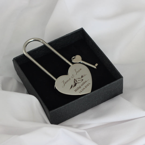 Kāzu slēdzene ar personalizētu gravējumu sudraba krāsā.