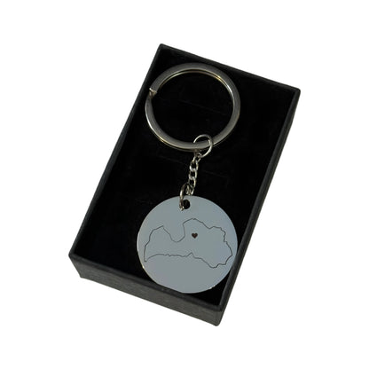 Latvijas formas atslēgu piekariņš ar atzīmētu pilsētu