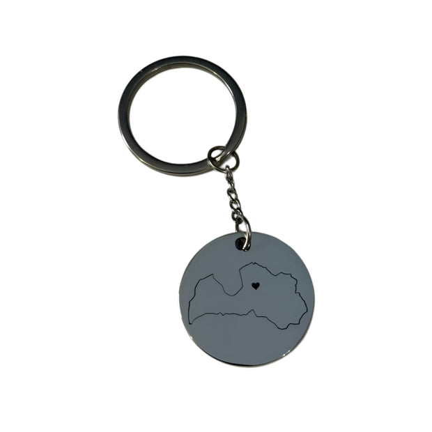 Latvijas silueta gravējuma atslēgu piekariņš sudraba krāsā