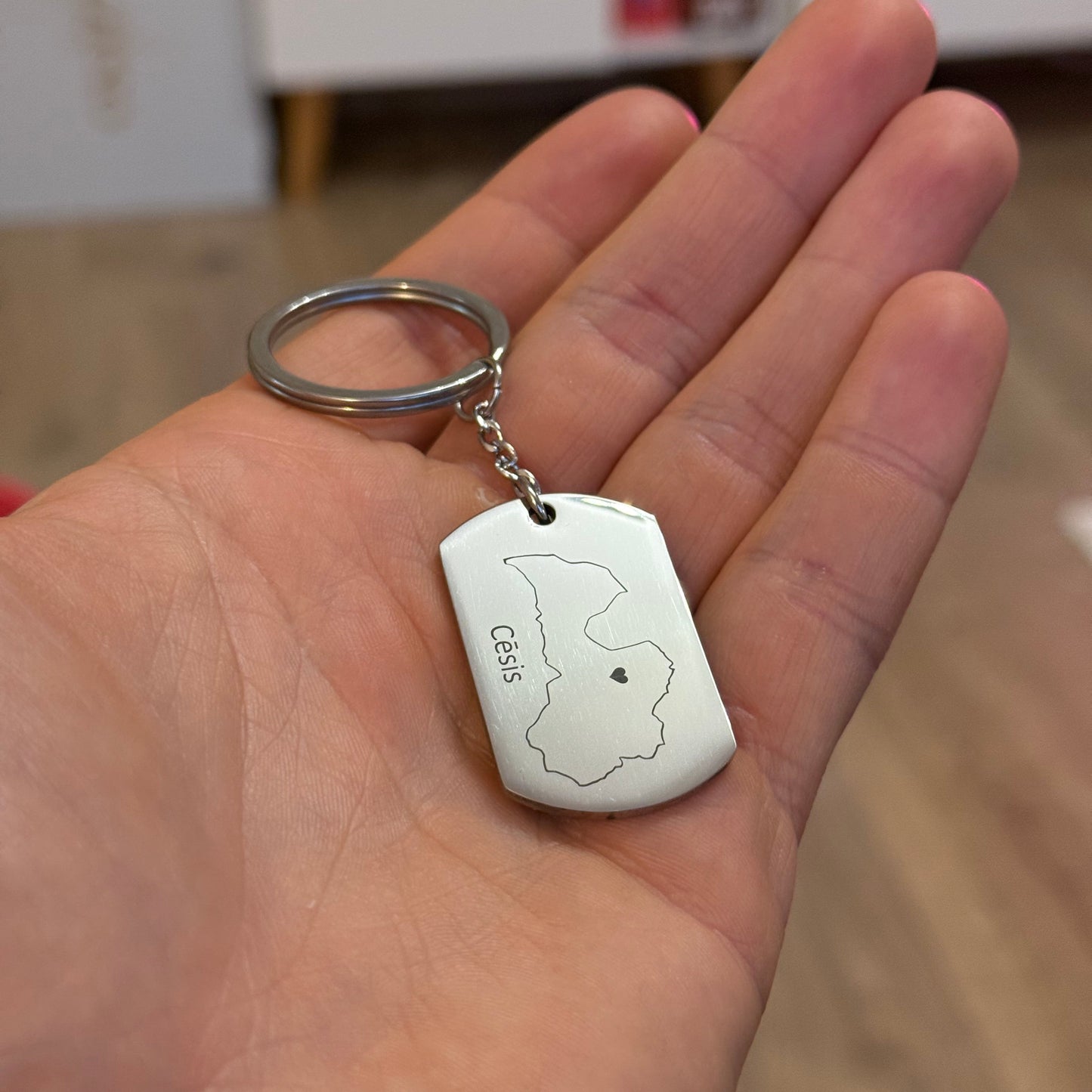 Latvijas silueata atslegu piekarins sudraba krāsā