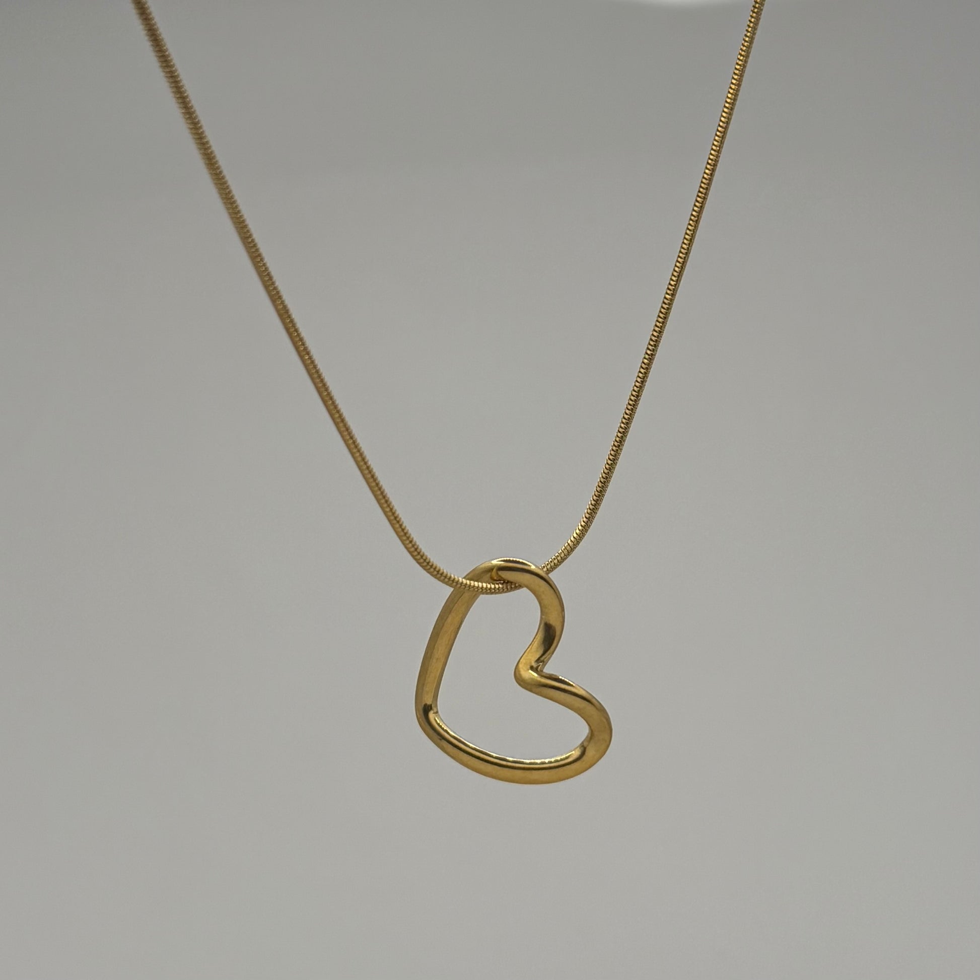 Apzeltīta sieviešu kaklarota ar sirds kulonu