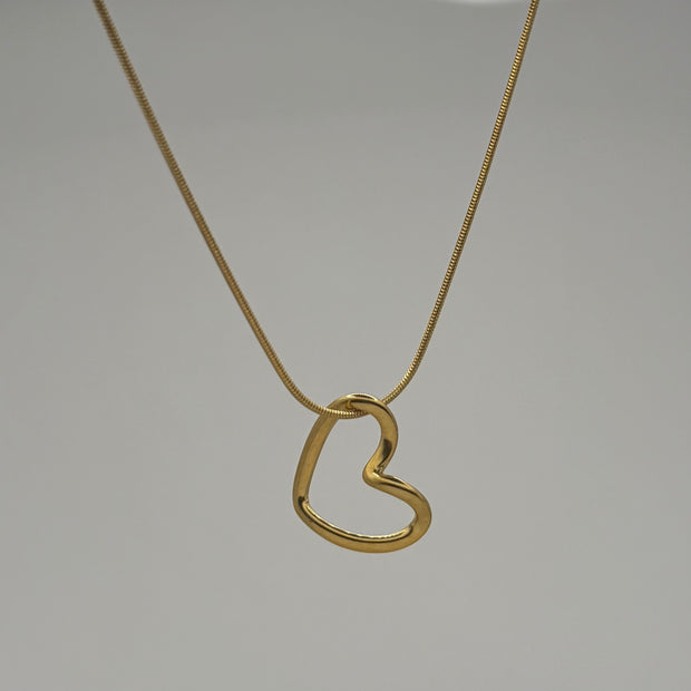 Apzeltīta sieviešu kaklarota ar sirds kulonu