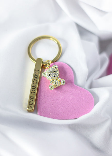 Dāvana sievietei - atslēgu piekariņš ar personalizētu gravējumu un mīlīgu lācīti.