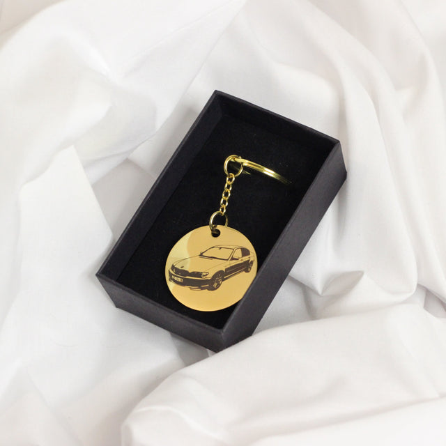 Personalizēta auto silueta gravējuma atslēgu piekariņš zelta krāsā 30mm izmērs