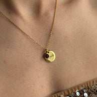 Sieviešu kaklarota ar sarkanu kristālu un vārda gravējumu