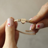 Rozā zelta pielāgojama rokassprādze ar sirds formas medaljonu un Jūsu personalizētu gravējumu