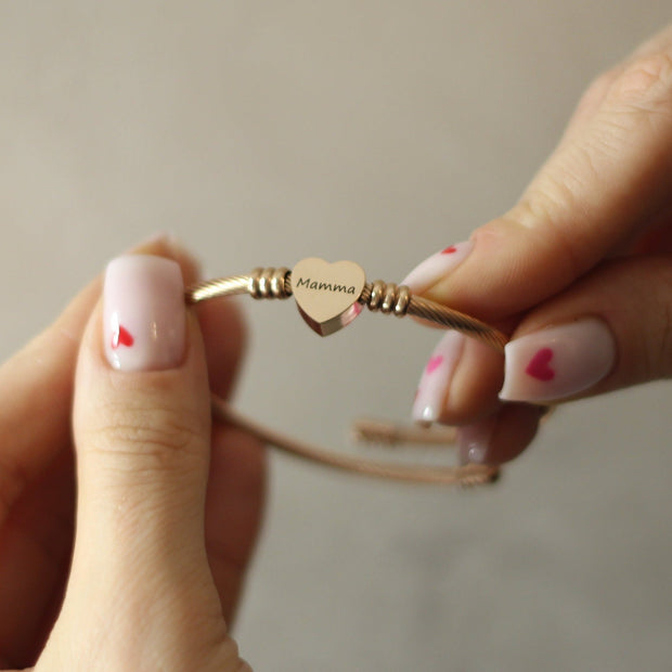 Rozā zelta pielāgojama rokassprādze ar sirds formas medaljonu un Jūsu personalizētu gravējumu