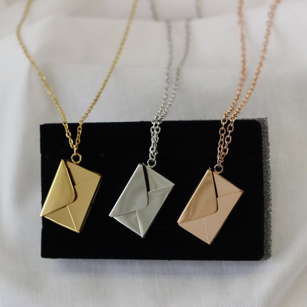 Plāna ķēdīte ar vēstules formas kuloniņu un personalizēta gravējuma metāla plāksnīti